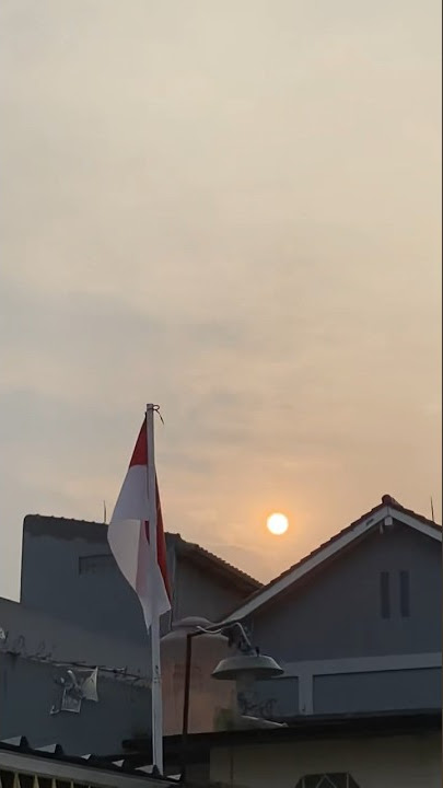 Melihat matahari di saat mendung #matahari #pagi #kabutasap #polusi #mendung #awan