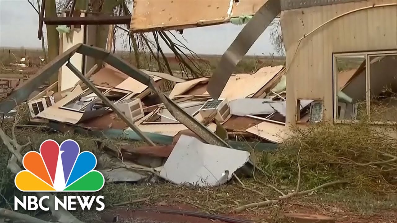 Cyclone Ilsa strikes Australia with record-breaking winds Cyclone Ilsa strikes Australia with record-breaking winds