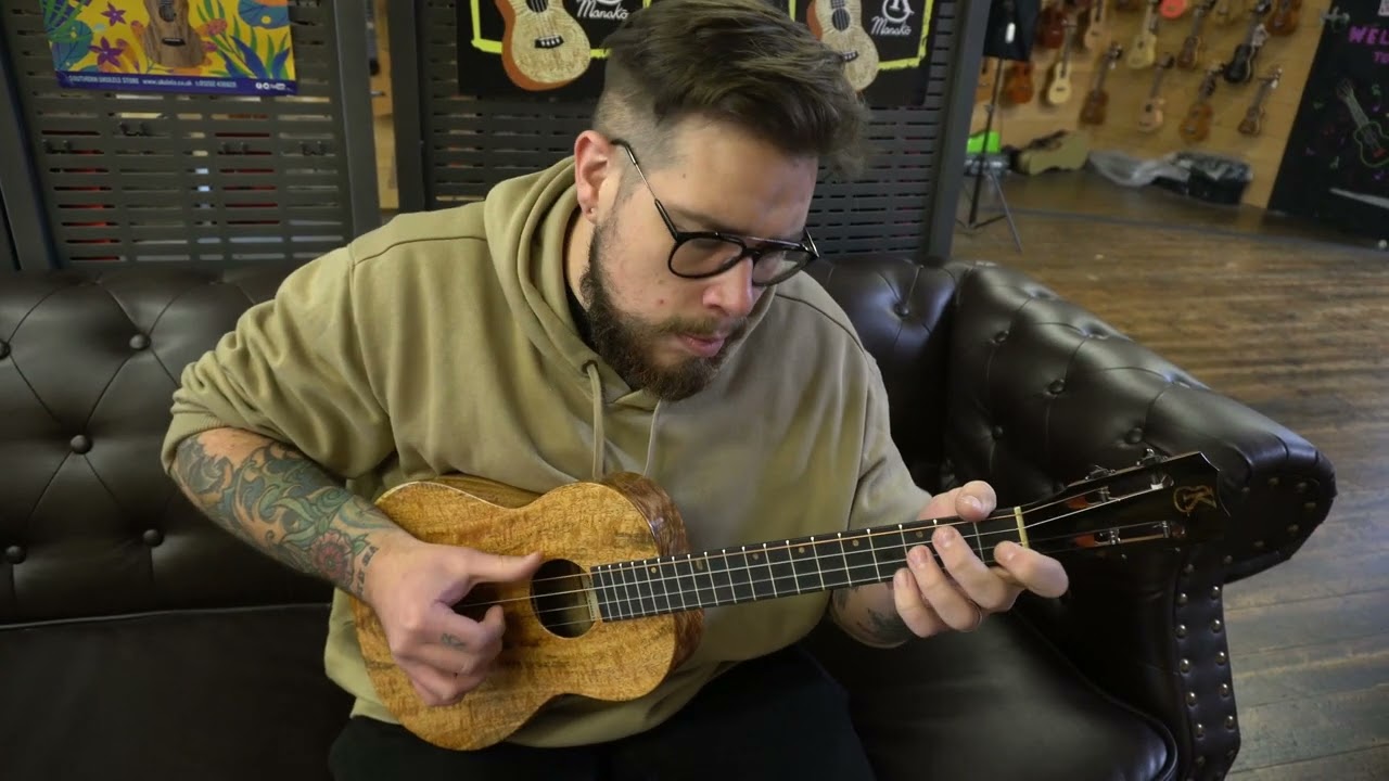 Delicious Baritone Folkstyle Ukulele Playing... YouTube