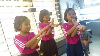 When they try to do BABY SHARK CHALLENGE at public / the zuna family/singapore youtuber