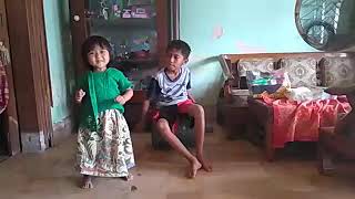 mundur alon alon 'joget lucu'