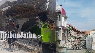 Download Lagu Gendong 2 Putri Keluar Rumah, Seorang Wanita Selamat dari Runtuhnya Bangunan Ponpes Al Azhar MP3