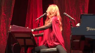 Tori Amos - Do It Again (Steely Dan cover) - Luhmühlen - 2015 FULL HD chords