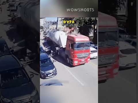 Женщина и мотоциклист 😨 #shorts