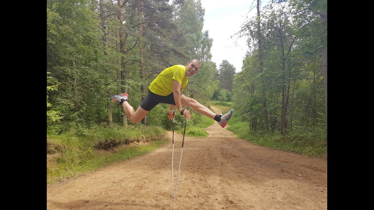 имитация лыжного хода. летняя подготовка лыжников. имитация лыжного хода с палками. тренировки лыжников гонщиков. имитация лыжных ходов.