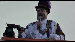 25,000 Jaffas thunder down the world's steepest street in Dunedin as part of the Cadbury Chocolate Carnival. Video by Gregor Richardson