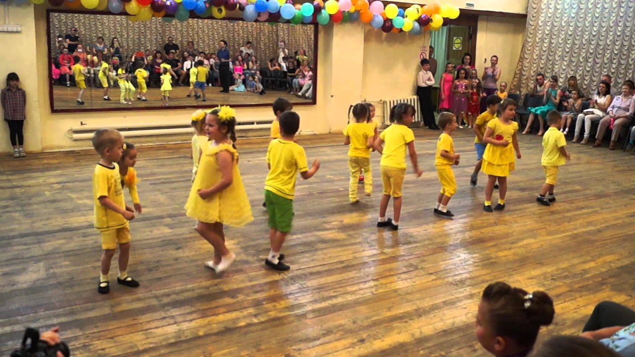 Видео танцы для детей 6 7 лет. Детские танцы видео 4 года. Видео танец детей в желтых футболках.