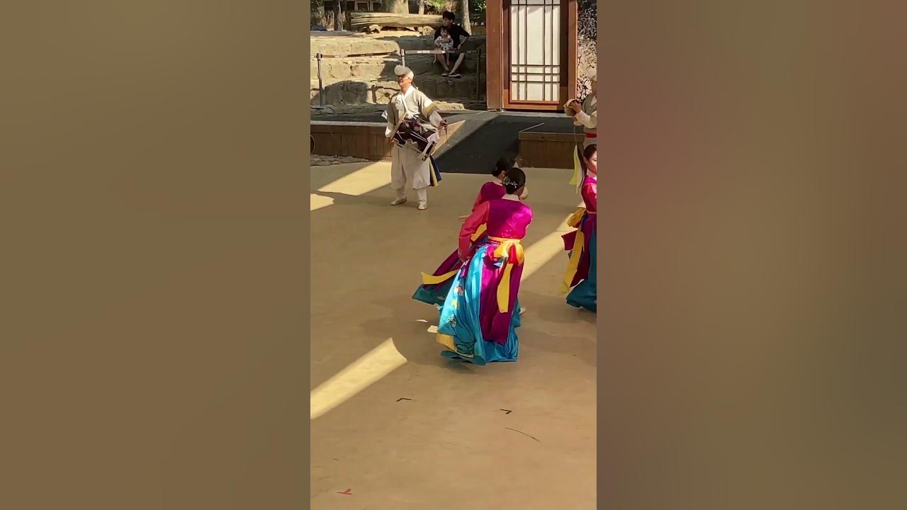 Korean dance in the traditional dress from Korean Folk Village, Yongyin, South Korea