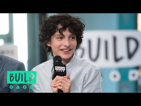 finn-wolfhard,-sophia-lillis,-chosen-jacobs,-jeremy-ray-taylor,-&-wyatt-oleff-chat-about-"it"