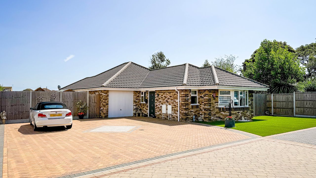 STUNNING 2022 BUILT BUNGALOW IN ESSEX COASTAL TOWN OF CLACTON-ON-SEA - GENEROUS PLOT & AMPLE PARKING