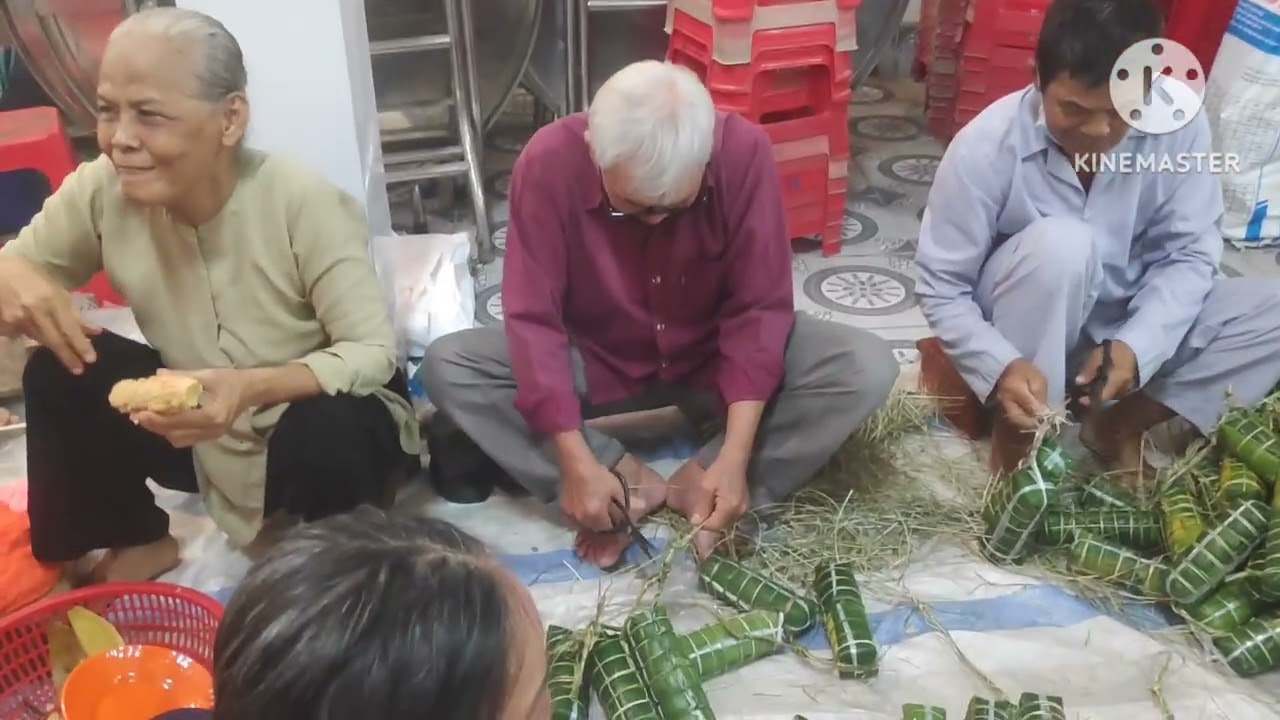 Đôi thiện nguyện chú ba kìm đi nấu cơm bánh tét tại đình tông sơn 