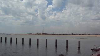 Río Paraná con el puente que une Posadas y Encarnación