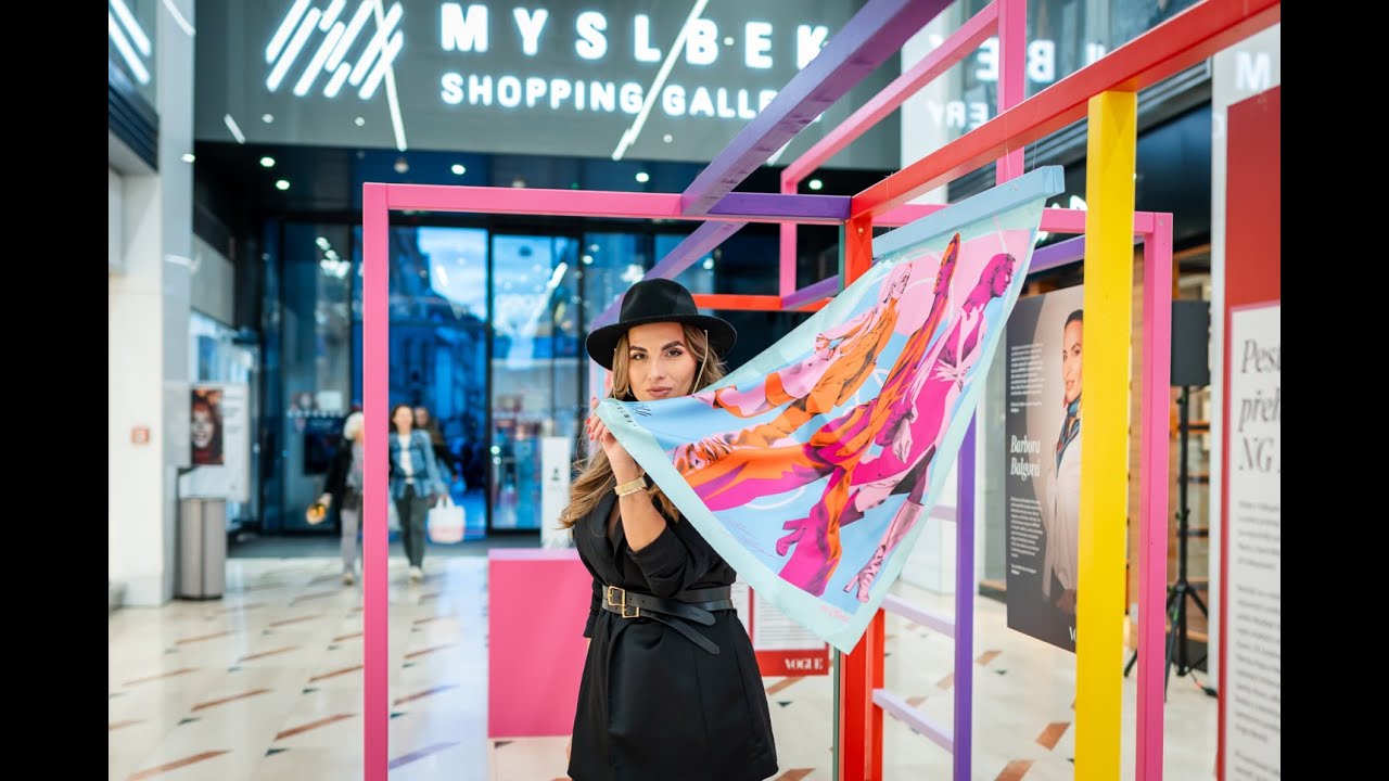 Nákupní galerie Myslbek zahájila výstavu s unikátní kolekcí hedvábných šátků