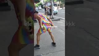 Eu, dançando no bairro de Copacabana,  onde moro, desde criança a música de Ney mato grosso.