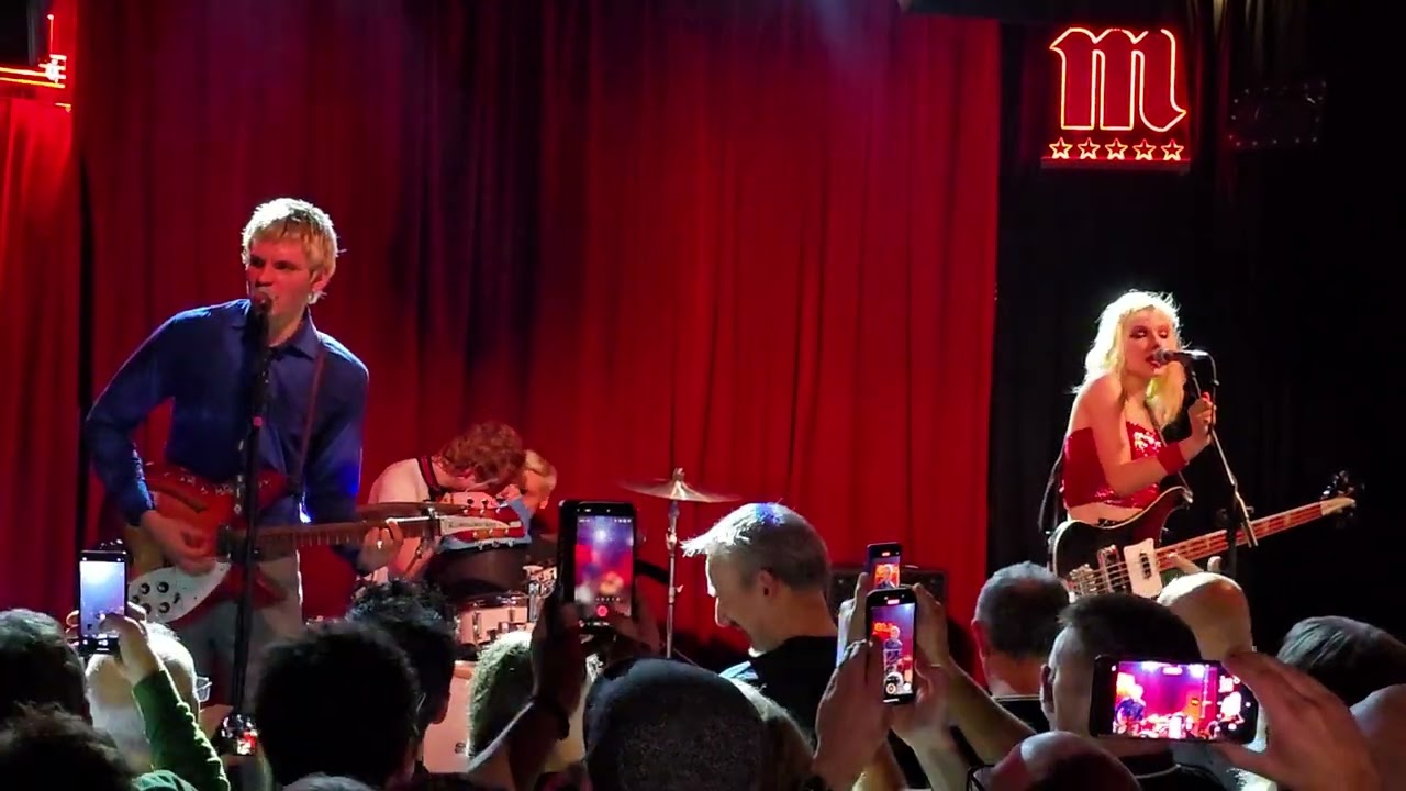 The Molotovs - That's Entertainment (The Jam cover live)