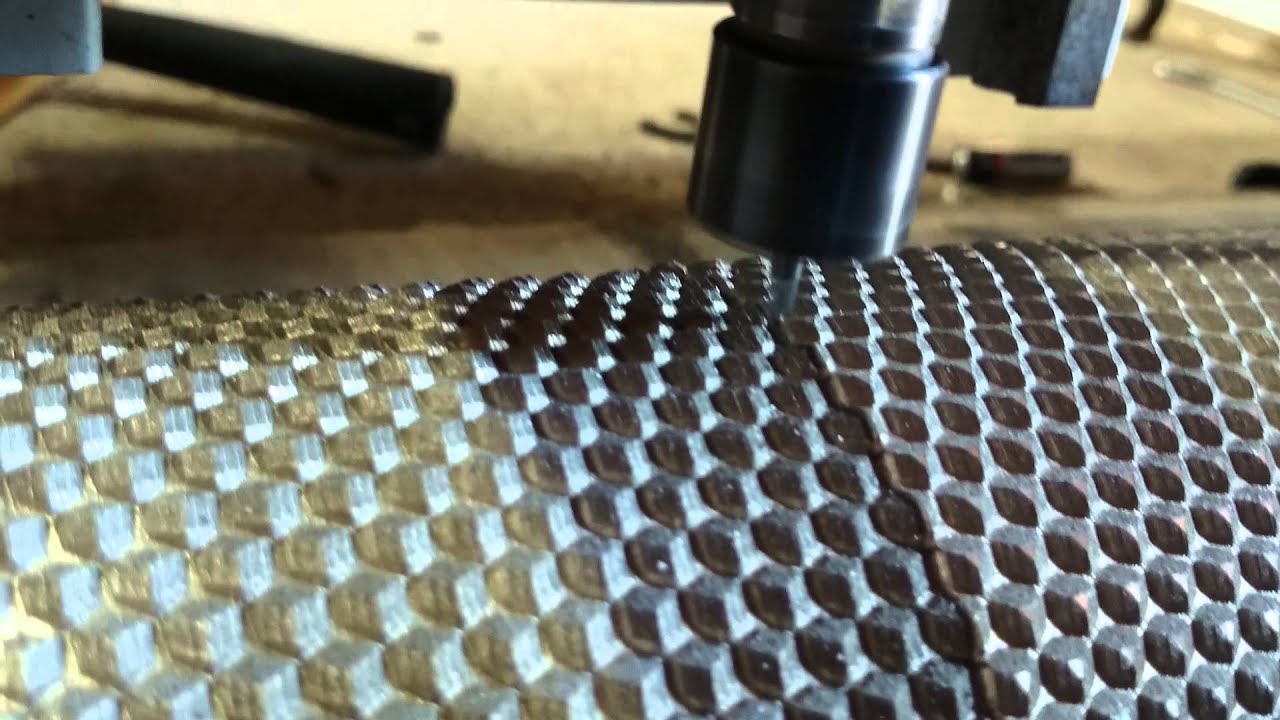 Usinando cilindro de bronze  para alveolar cera de abelha