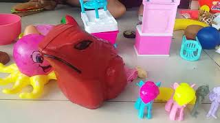 Child Vlad play Toy Cafe on Wheels