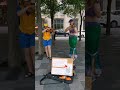 两个美女大学生做了街头艺人