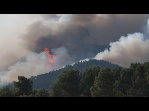 Los Bomberos estabilizan el 90% del incendio de Tarragona y levantan el confinamiento