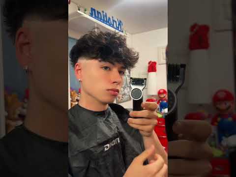 Video: Eigenes Haar mit dem Rasiermesser schneiden – wikiHow