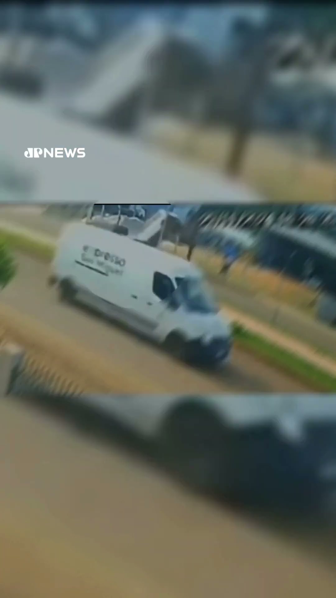 Carro estacionado capota sozinho no Paraná #shorts
