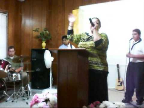 Miriam Montiel en la iglesia Dios es Amor de Nebra...