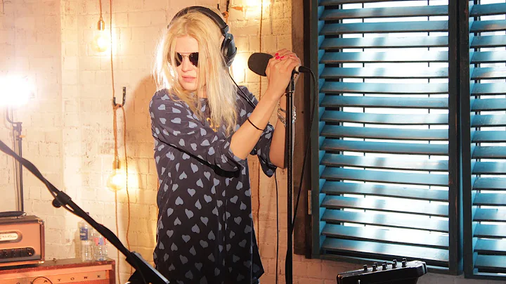 The Kills perform Heart Of A Dog in the 6 Music Li...