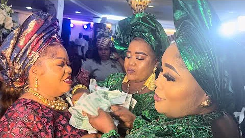 SEE HOW SIKIRATU SINDODO SHOWERS WIFE OF LATE AYINDE BARRISTER WITH CASH AT HER DAUGHTER’S WEDDING