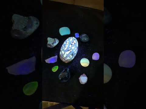 الأشعة الفوق بنفسجيه على الاحجار الكريمه الأصلية