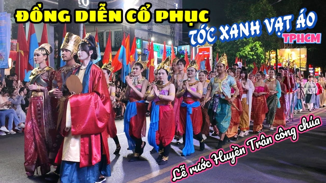 Hàng ngàn bạn trẻ đồng diễn cổ phục trong chương trình 