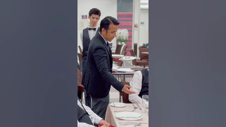 Clearing plates technique #foodandbeverage #restaurant #finedining #skills