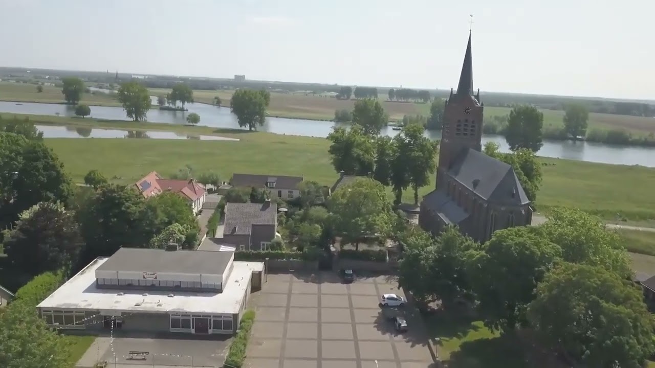 Maasbommel aan de dijk