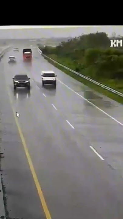 Fortuner VRZ kena aquaplaning di tol Jawa Tengah, driver selamat cuma luka luka.