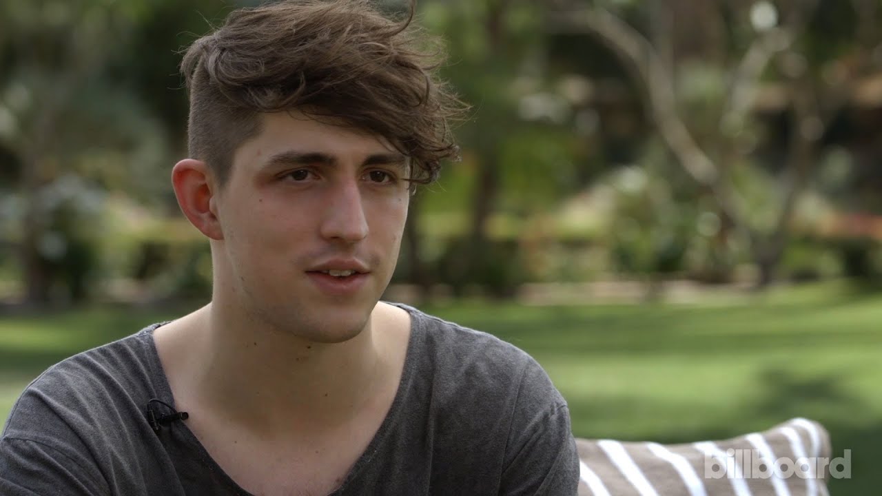 Porter Robinson's Blonde Hair: A Look at the DJ's Iconic Hairstyle - wide 3