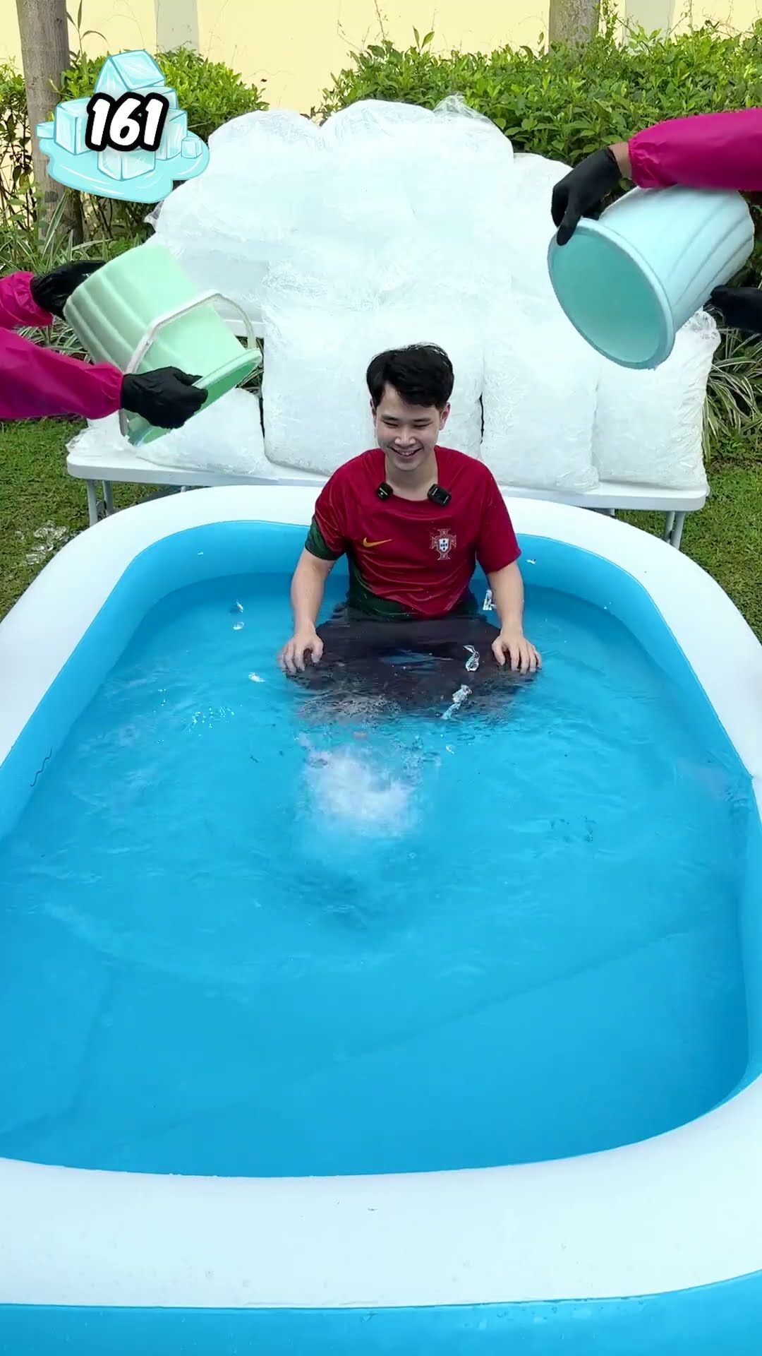 Cowok VS Cewek, Siapa yang Paling Kuat Berendam di Kolam Es?
