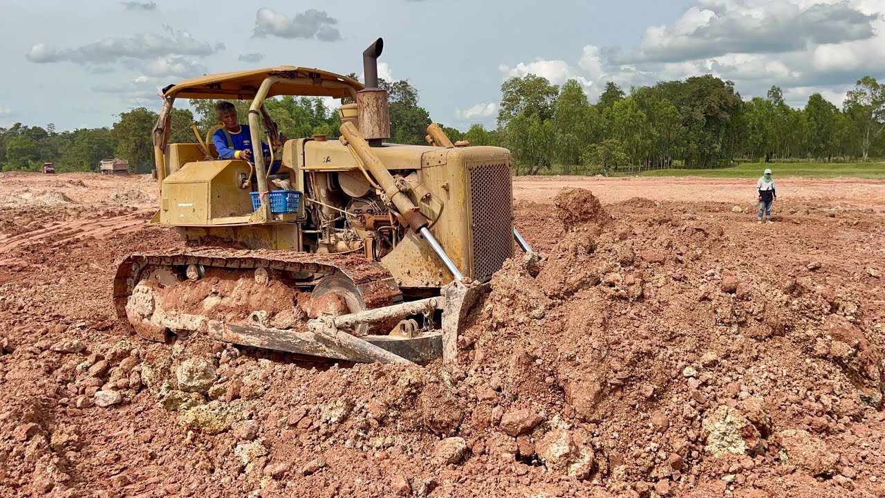 แรงดุดันเร้าใจสุดๆปู่CATERPILLAR D5Bดัน10ล้อติดหล่มแรงๆ