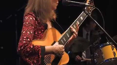 Diane Hubka - jazz vocalist / guitarist - Dindi