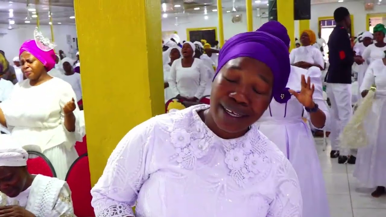 WORTHY TO BE PRAISE - WORSHIP BY MINISTER FEGURSON - Ghana Gospel Music.