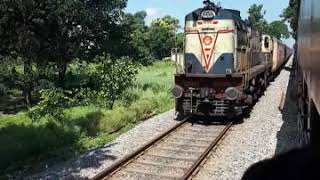 15716/Ajmer - Kishanganj Garib Nawaz Express Crossing Ganga Satluj Express At Kathari Halt