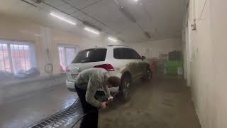 :    !     / Washing a very dirty car