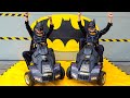Vlad e Niki fingono di essere Batman e giocano con i giocattoli di Batman