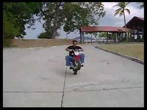 Peripecias en una moto por Freddy Arteaga