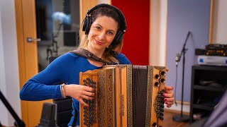 Claudia Hinker spielt „Schönes Wochenende“ auf ihrer Steirischen Harmonika.