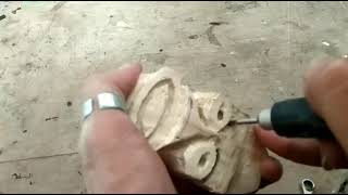 Membuat ukiran dari kayu untuk gantungan kunci