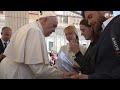 El Papa se reunió con las esposas de 2 soldados ucranianos que luchan para defender Mariupol