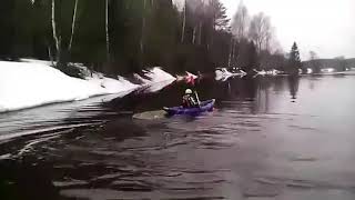 Гибель подмосковного каякера на реке в Тверской области сняли на видео😱