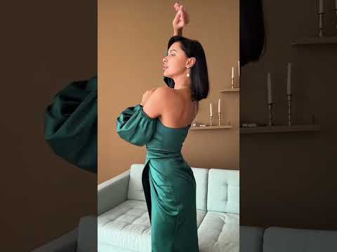 Вечірня смарагдова розкішна сукня атласна максі з розрізом, видео 1