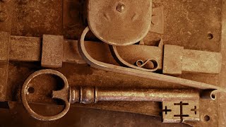 Механизм и работа старинного замка.  The mechanism and action of an old lock.