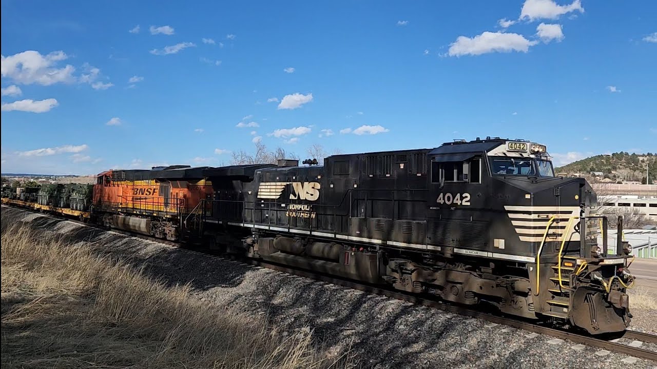 NS 4042 LEADS AN AMAZING U-FLTBAR WITH A DASH 9 DPU! - YouTube