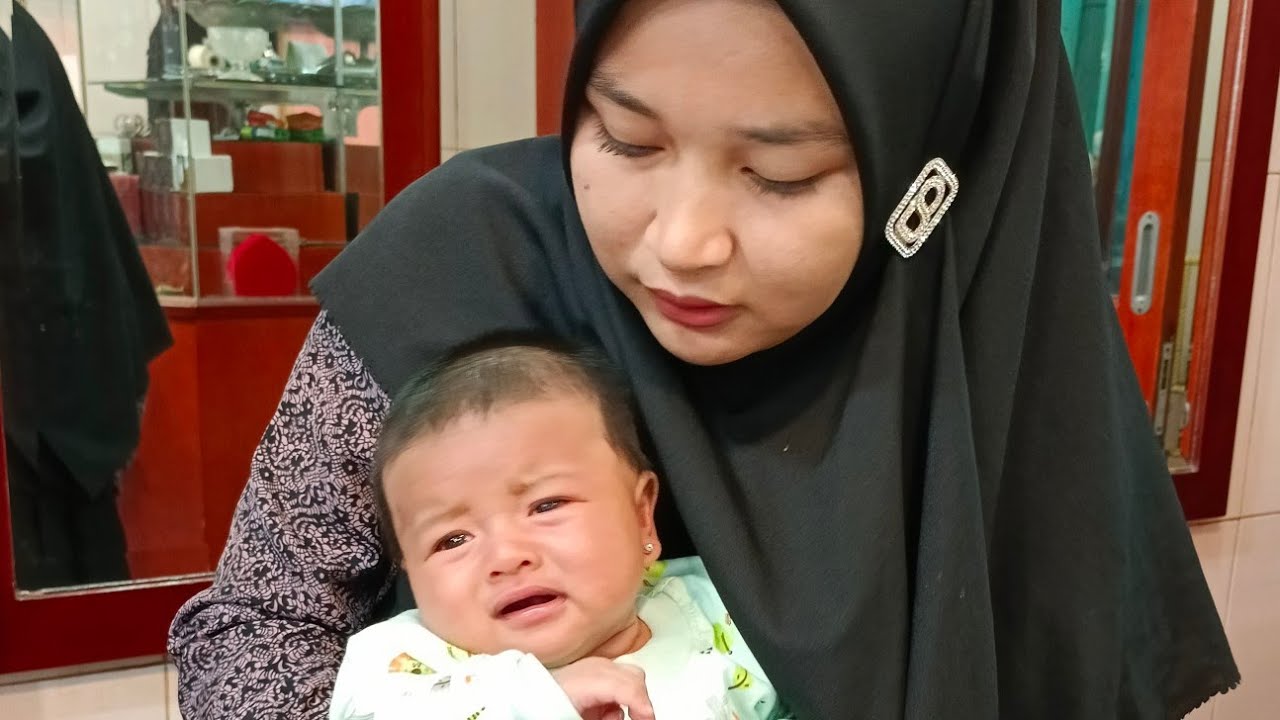 Плачу!..!! Лучшее смешное видео про прокалывание ушей у ребёнка. Мама тоже грустит.